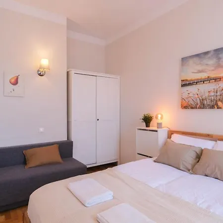 Aparthotel Station *